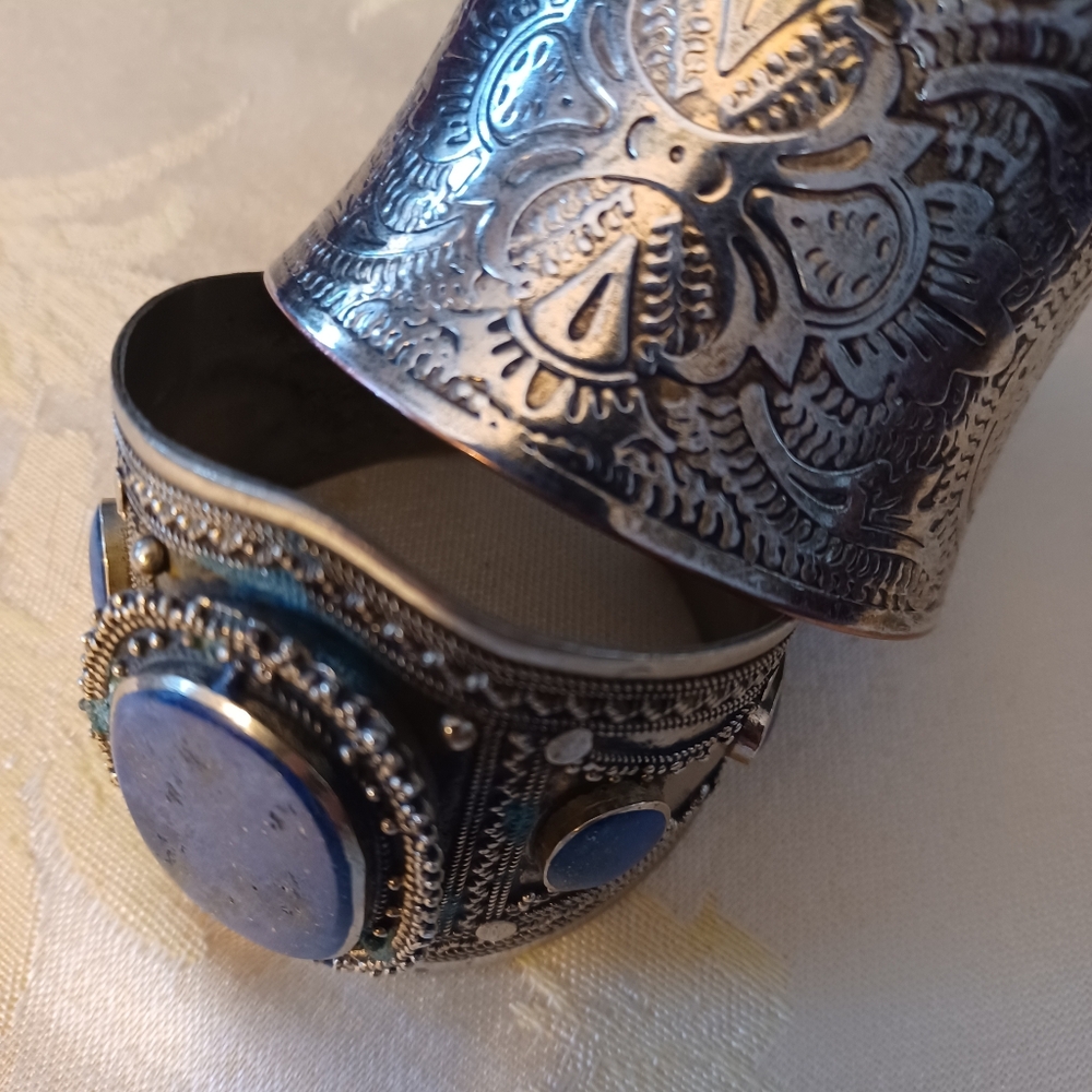 Estate Vintage Triable Silvertone Cuff Bangles - Picture 5 of 7